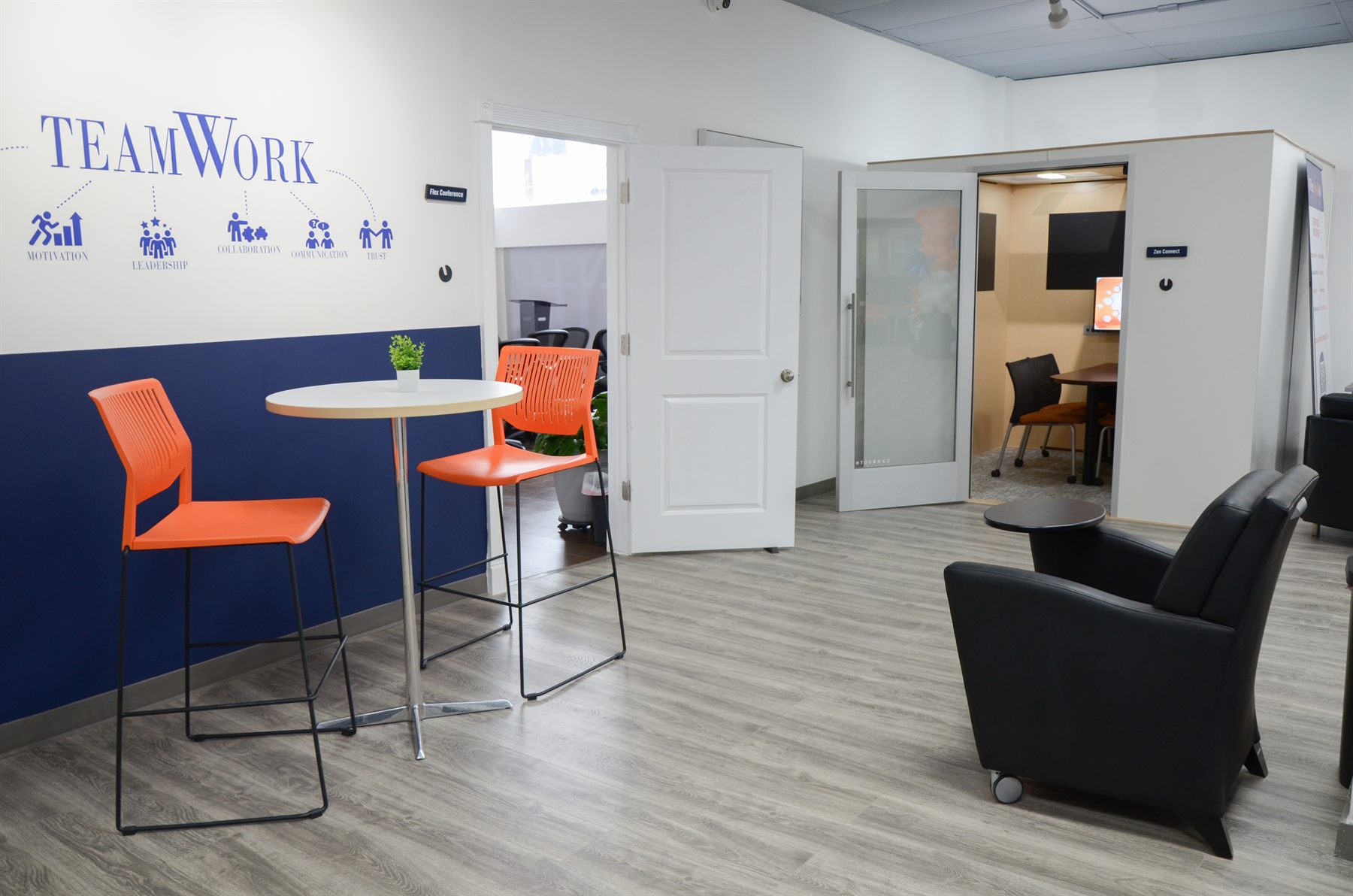 Community workspace conversation at Flex Desk 360
